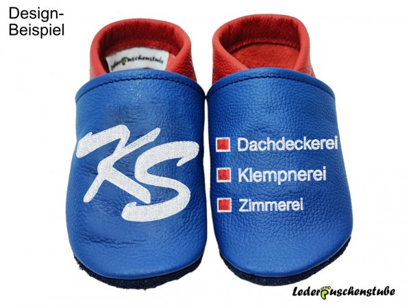 Lederpuschen jeansblau-rot mit Stickerei Logo KS